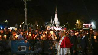 Papa Leão XIV participa de procissão luminosa durante visita a Lourdes