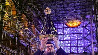Nossa Senhora Aparecida e religioso no altar