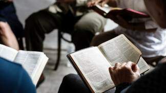 grupo de leitura biblica reunida