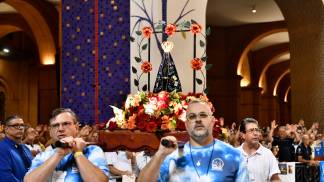 Homens do terço com andor de Nossa Senhora