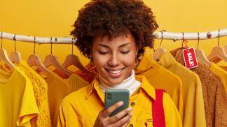 Mulher conferindo uma oferta de compra pelo celular