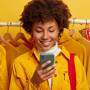 Mulher conferindo uma oferta de compra pelo celular