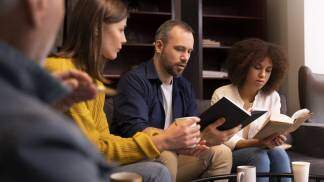 Pessoas reunidas em um diálogo religioso