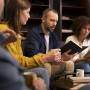 Pessoas reunidas em um diálogo religioso