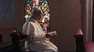 papa leao xiv lendo biblia em uma capela