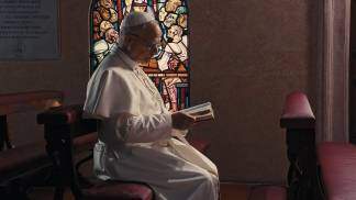 papa leao xiv lendo biblia em uma capela