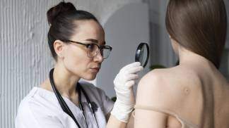 Médica avaliando uma paciente mulher