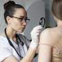 Médica avaliando uma paciente mulher