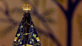 Imagem de Nossa Senhora Aparecida sobre trono colocado no Altar Central