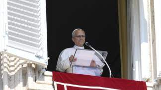Papa Leão XIV na leitura do Angelus em uma janela