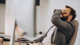 Homem estressado no trabalho