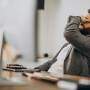 Homem estressado no trabalho