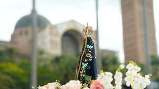 IMG RELEASE NOSSA SENHORA APARECIDA COM SANTUARIO NACIONAL AO FUNDO