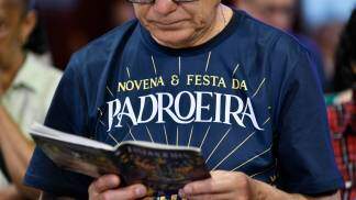 devoto segura o livreto da novena durante novena e festa da padroeira 2026