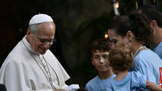 Papa Leão XIV reza o Terço pela paz com crianças nos Jardins do Vaticano - Vatican News