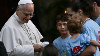 Papa Leão XIV reza o Terço pela paz com crianças nos Jardins do Vaticano