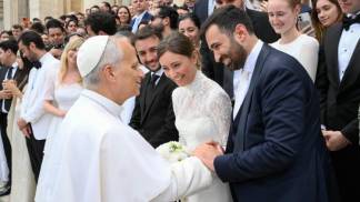 Papa com os casais 