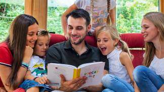 Familia lendo o YOUCAT 