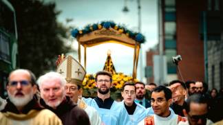 procissão de nossa senhora aparecida da comunidade Católicos em Dublin na Irlanda