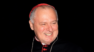 cardeal aloísio lorscheider de batina preta e sorrindo