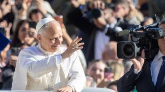 Papa Leão acenando no Vaticano 