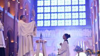 Padre Marlos Aurelio erguendo o Santíssimo na Novena da Tarde 2026 - 6º dia
