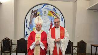dom mario antonio e padre julio marcelino do santos na sacristia do santuario nacional