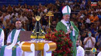 Dom Mário ao lado da imagem de nossa senhora aparecida no altar central