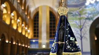 Imagem de Nossa Senhora Aparecida em seu trono no 9º dia da Novena Solene 2026