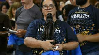 Devota com a imagem de Nossa Senhora Aparecida no 9º dia da Novena Solene 2026
