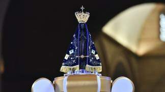 imagem de nossa senhora aparecida no trono missa solene