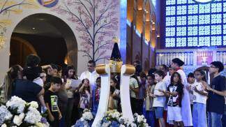 Crianças no Altar Central com Nossa Senhora Aparecida