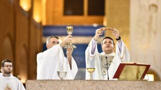momento da consagração no altar durante missa de encerramento da festa da padroeira 2026