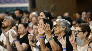 devotos com maos erguidas durante missa de encerramento da festa da padroeira 2026
