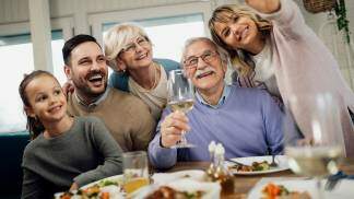 Família reunida tirando uma foto