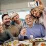 Família reunida tirando uma foto