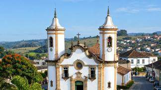 Igreja Barroca na Praça Colonial em Minas Gerais