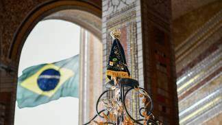 bandeira do brasil junto a imagem de nossa senhora aparecida
