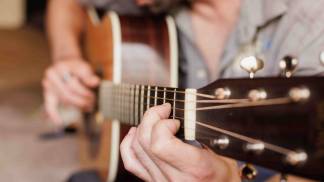 músico tocando violão 