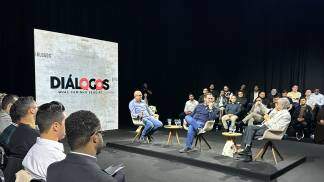 Homens reunidos em uma mesa redonda para debate e conversa