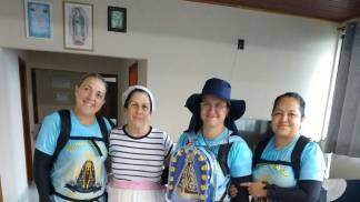 Quatro mulheres sorrindo