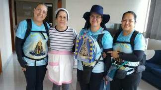 Quatro mulheres sorrindo
