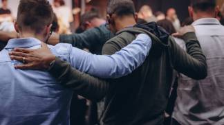 homens na igreja rezando juntos uns pelos outros