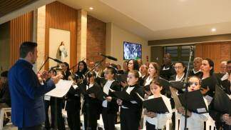 Crianças cantando na Festa de Frei Galvão 