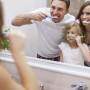 Família em frente ao espelho escovando os dentes