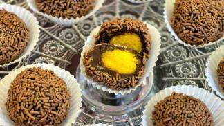 brigadeiro recheado com bolo de cenoura 