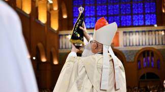 bispo ergue a imagem de nossa senhora aparecida durante novena da padroeira 2026