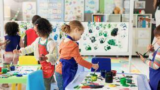 crianças brincando com pintura