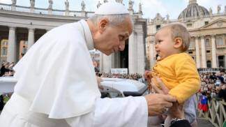 papa leão xiv abençoa bebê na praça são pedro durante audiência geral