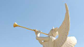 anjo tocando trombeta